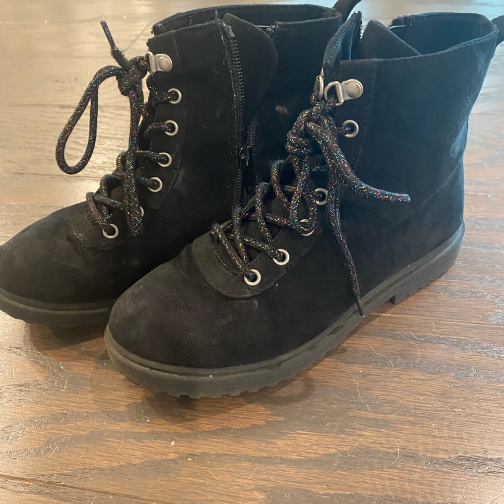 Girls Target black suede combat boots with sparkle laces and zip up sides